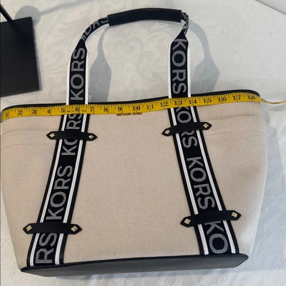 Stunning Michael Kors Large Tote - Picture 11 of 15